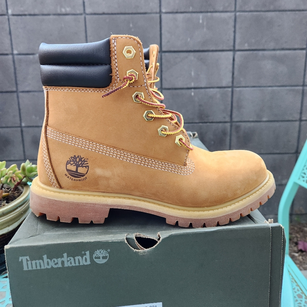 Timberland Women's 6in Waterville Wheat Nubuck Boots 🍁 Waterproof - like new!